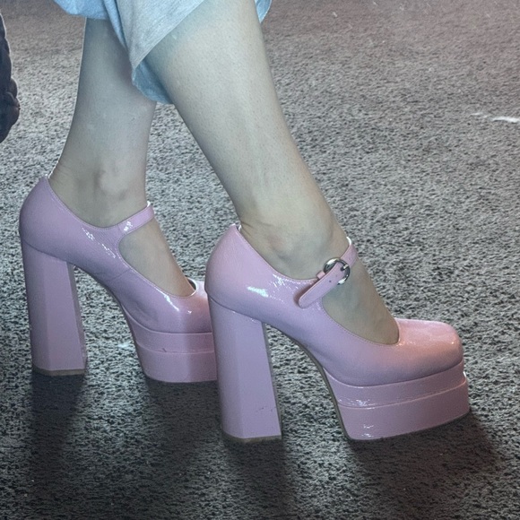 Jeffrey Campbell Chillin Platform Mary Jane Pump
PINK CRINKLE PATENT - Picture 1 of 9